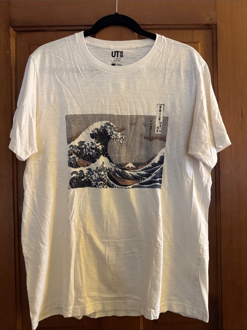 Uniqlo White 'Great Wave' Graphic Men's T‑Shirt—large